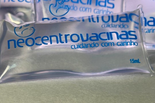 Gelinho: compressa gelada transparente de 15 mL com a marca Neocentro Vacinas, cuidando com carinho